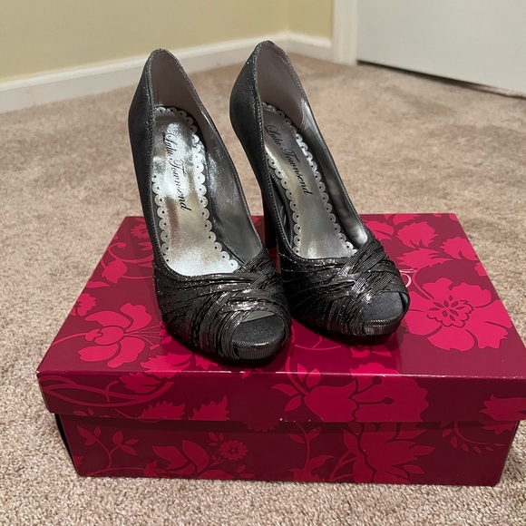 Lulu Townsend Heels - Picture 6 of 8